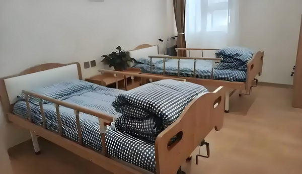 53岁朱茵住山里开破车？